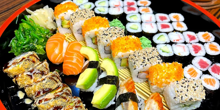 Set s až 52 ks pestrých sushi rolek: chřest, tofu, krevety, losos i tuňák