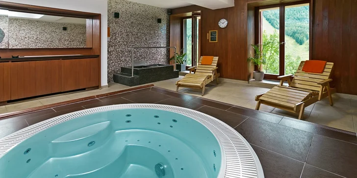 V ceně pobytu máte neomezený vstup do bazénu a hodinový relax v sauně nebo vířivce.