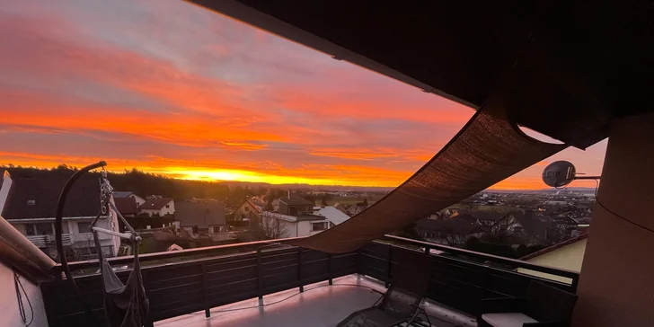 Najväčšou parádou je určite veľká terasa s panoramatickým výhľadom, kde je posedenie a závesné kreslo.