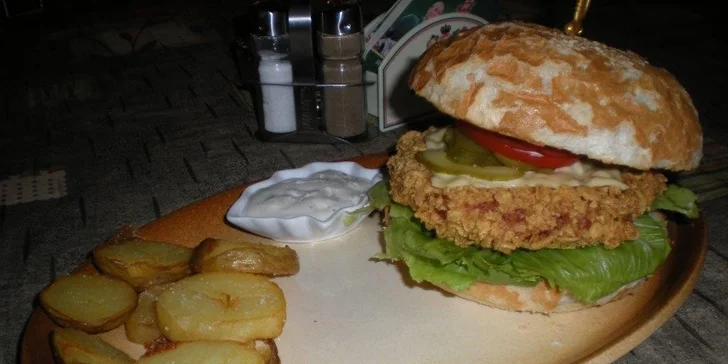 Šťavnatá burgerová hostina v restauraci Na Rychtě