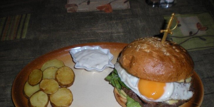 Šťavnatá burgerová hostina v restauraci Na Rychtě