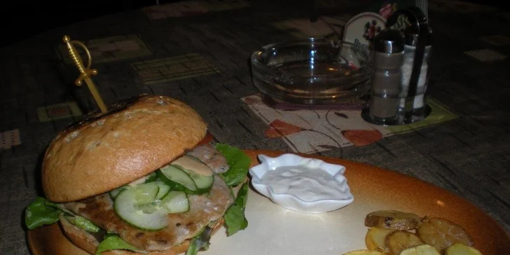 Šťavnatá burgerová hostina v restauraci Na Rychtě