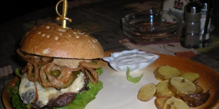 Šťavnatá burgerová hostina v restauraci Na Rychtě