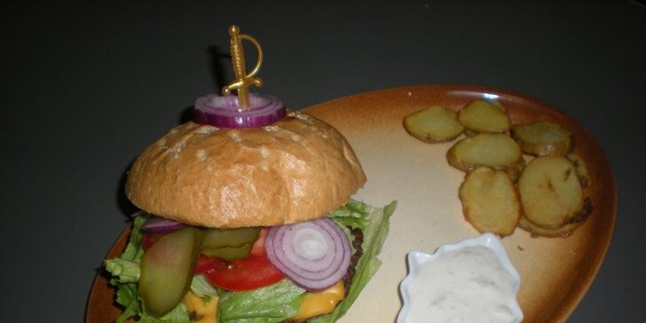Šťavnatá burgerová hostina v restauraci Na Rychtě