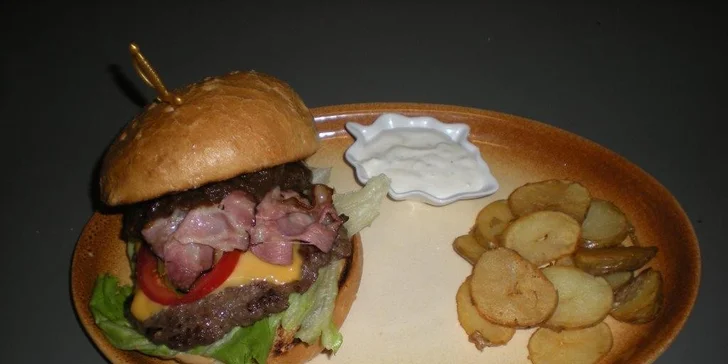 Šťavnatá burgerová hostina v restauraci Na Rychtě