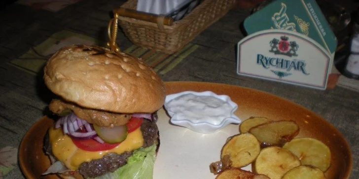 Šťavnatá burgerová hostina v restauraci Na Rychtě