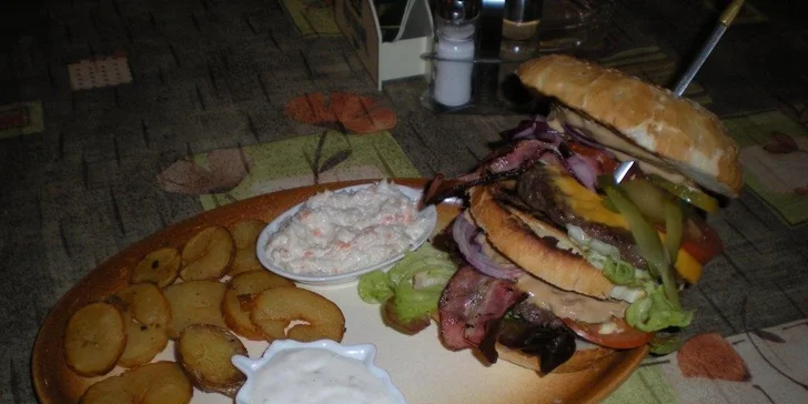 Šťavnatá burgerová hostina v restauraci Na Rychtě