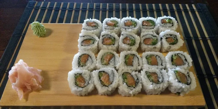 27 znamenitých kousků sushi včetně rozvozu