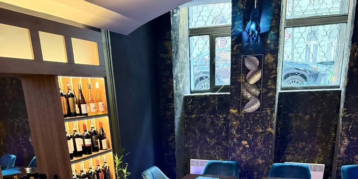 K výtečným drinkům si zde ve stylovém prostředí můžete dát také skvělé tapas nebo zakouřit vodní dýmku. 