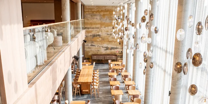 Dvoupatrová restaurace nabízí i krásný výhled na jezero.
