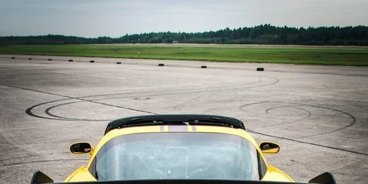 Luxusní jízda sporťákem na letišti Líně