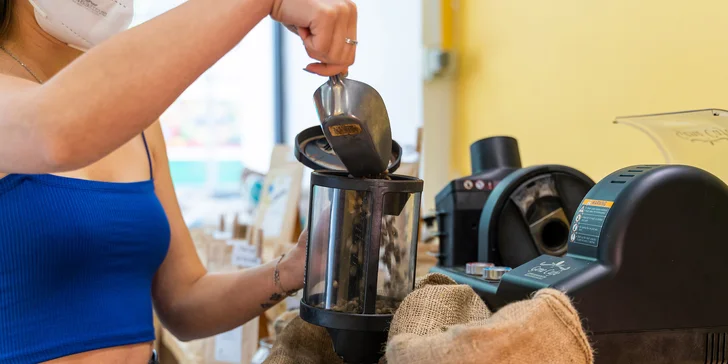 Ve Vřes Caffé vás to naučí – sami si vyberete druh kávy, zvážíte, změříte vlhkost, zapíšete údaje do pražicího deníku a upražíte.