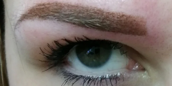 Kosmetička zvolí pigment tak, aby ladil s přirozenou barvou vašeho obočí.