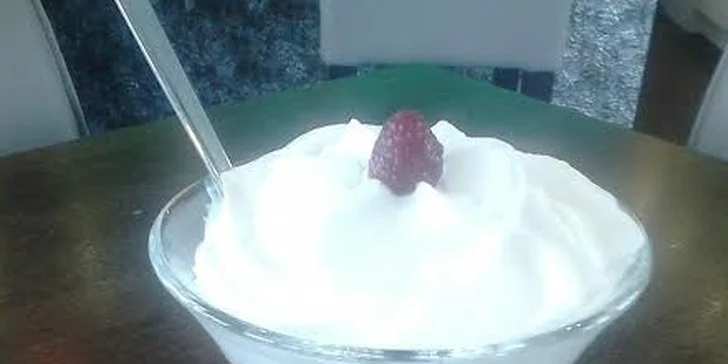 Horké maliny a nápoje pro dva v kavárně SUN CAFE