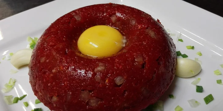 Půlkilový uruguayský tataráček s topinkami