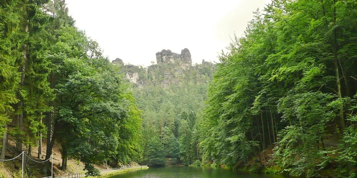 Kosí jezero se nachází ve skalách Rathenu 15 minut od zakotvení lodi. Na místě si můžete zapůjčit lodičky k projížďce.