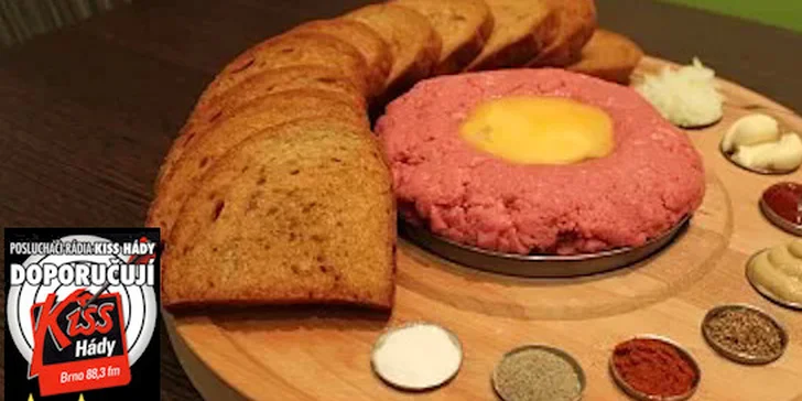 500g hovězí tatarák z mladého býčka a nálož 16 topinek