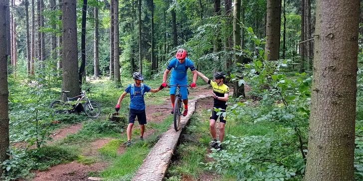 Na pump tracku se naučíte správně „pumpovat“, chytit správný rytmus a natrénujete průjezd klopenkou. Na trailech potrénujete sjezdový postoj a naučíte se vybrat tu nejrychlejší stopu. Celým víkendem vás bude provázet nácvik techniky tzv. bunny hopu, jednoho ze základních prvků trailového ježdění, cvičení základní techniky skoku, rovnováhy atd.