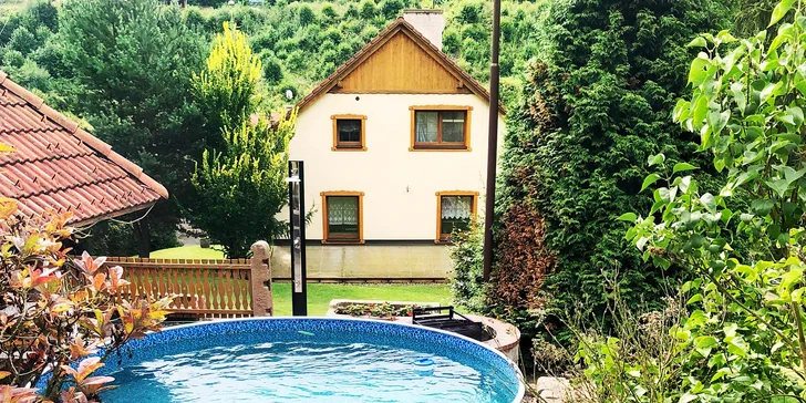 Koupat se můžete za pěkného počasí přímo u chalupy, nebo využít koupaliště vzdálené cca 300 m.
