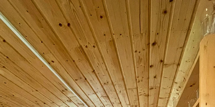 Vyspí se tu v pohodě 2 dospělí a klidně i další 2 děti. Vybavená je vyvýšenou dvoulůžkovou postelí s vysouvací přistýlkou. 
