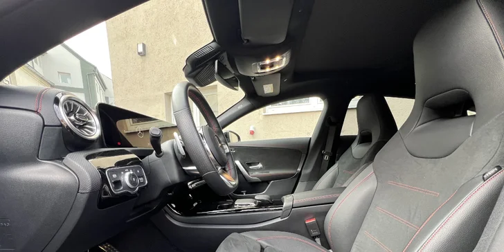 Auto si vyzvednete v pražských Řepích, a pokud sem dojedete svým vozem, zdarma ho tu můžete zaparkovat.