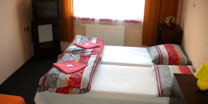 Zabydlíte se v dvou- nebo čtyřlůžkovém pokoji se samostatnou koupelnou a WC nebo apartmánu s kuchyňským koutem.