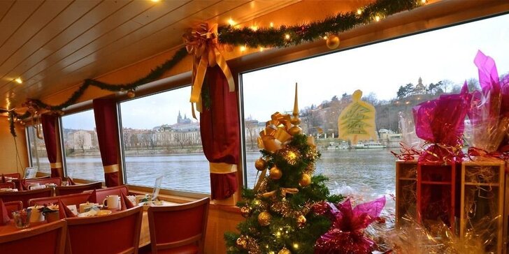 Adventní plavby po Vltavě s vánočním cukrovím a koledami i rautem