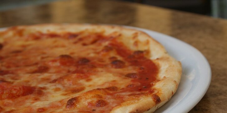 Dvě pizzy či těstoviny v italské restauraci Vabene