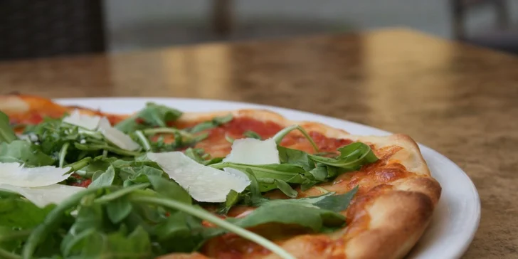 2 pizzy a 2 nealko nápoje v restauraci Vabene