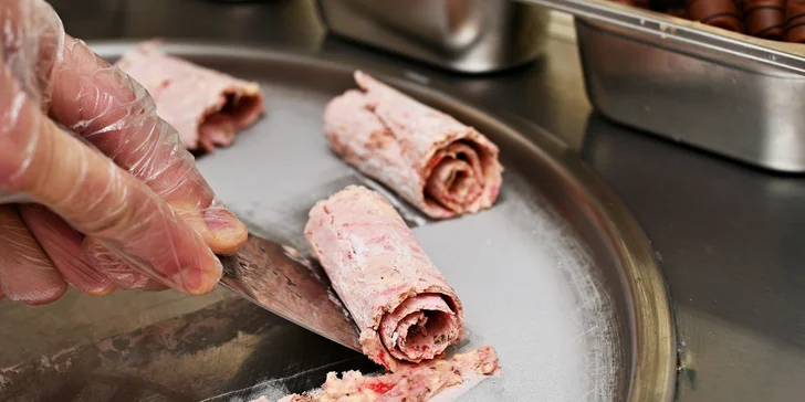A z čeho se roluje? Základem je klasická nebo veganská smetana, do ní přijdou dvě ingredience a navíc jedna poleva. 