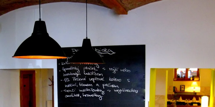 Křídla a domácí burgery v hospůdce u Hradčanské