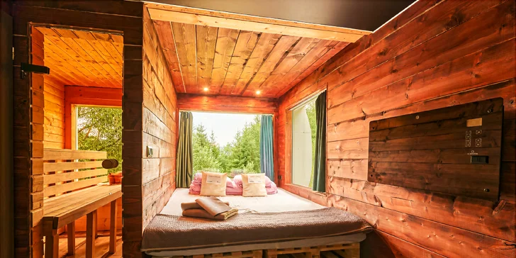 Skutečné letadlo přeměněné na zážitkový glamping uprostřed tichého lesa.