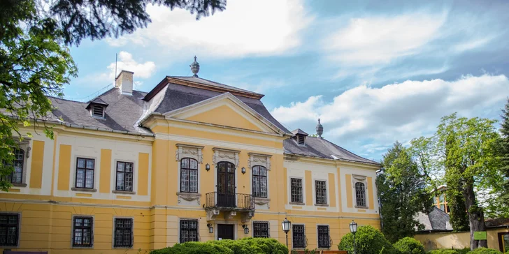 Kaštieľ De La Motte, ktorý sa nachádza v susedstve hotela.