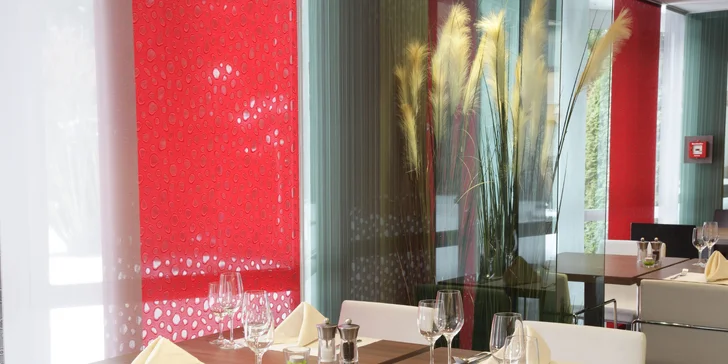 Kromě restaurace je tu také bar a Welcome Lounge, kde vám připraví kávu nebo čaj. 
