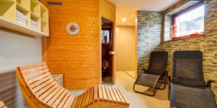 Do sauny se vejdou 4 osoby. Vy máte v ceně hodinový relax. 