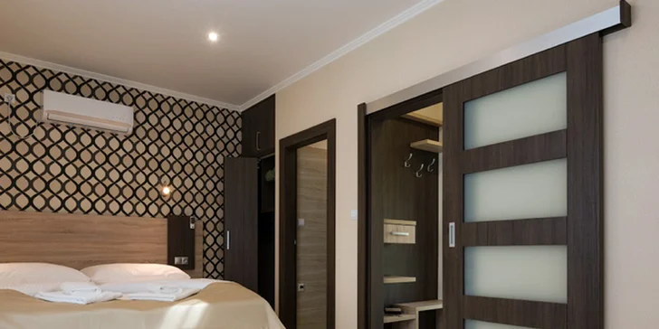 Ubytujete se v pokoji Superior. Za příplatek si užijete dvoupodlažní apartmán DeLuxe.