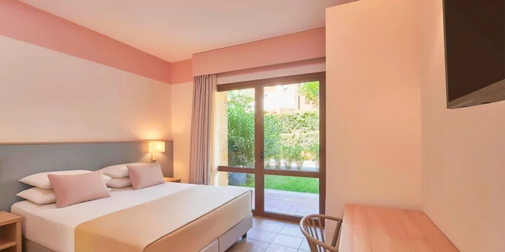 Ubytujete se ve 2lůžkovém pokoji ve 4* Serenusa Resort. 