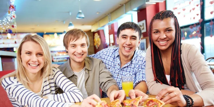 2 pizzy a 1 hodina bowlingu až pro 6 osob