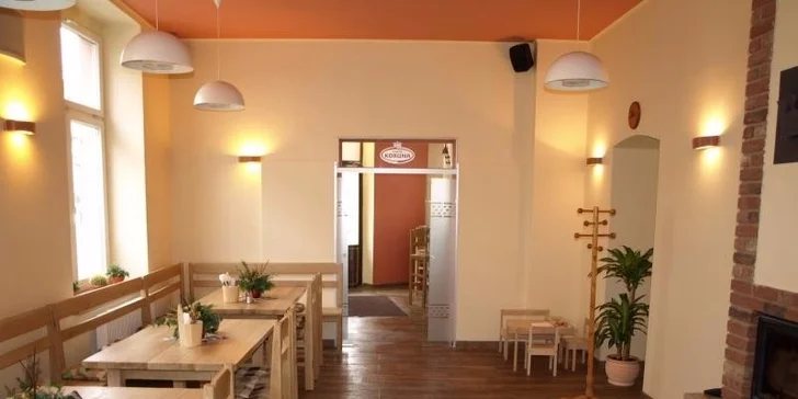Na čepu jsou tři druhy piva a bohatě zásobený je i bar.