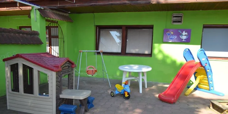 Děti si bezpečně mohou hrát v dětském koutku ve vnitrobloku.