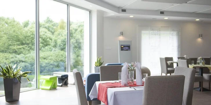 Stejně jako celý zbytek hotelu je moderně a elegantně zařízená i restaurace. 