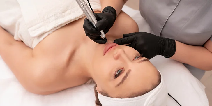 Permanentný a semipermanentný make-up: púdrové obočie, akvarelové pery, falošné pehy