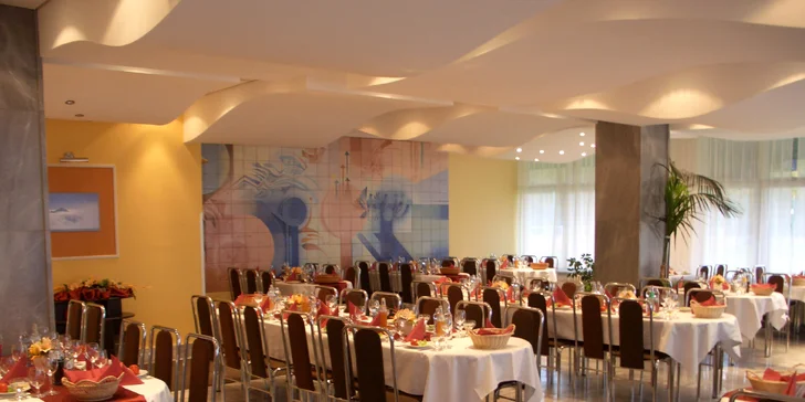 Hladní určite nezostanete, vo forme polpenzie sa podávajú bufetové raňajky a večere, ktoré pozostávajú z 3-chodového menu.