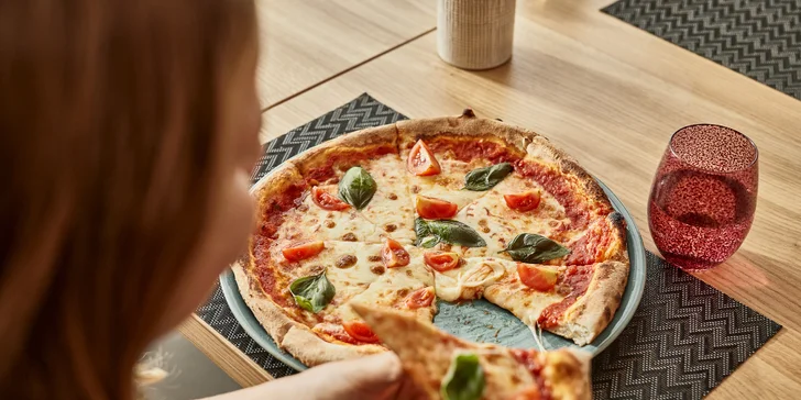 Raňajky sú formou bufetu, popoludní vás čaká bufetový obed/olovrant, večer potom švédske stoly alebo servírované menu.
