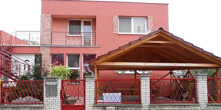 Penzión Podhájska sa nachádza v tichej uličke, v peknom prostredí so zeleňou len 300 m od Rímskych kúpeľov, termálneho kúpaliska a wellness centra Aquamarin.