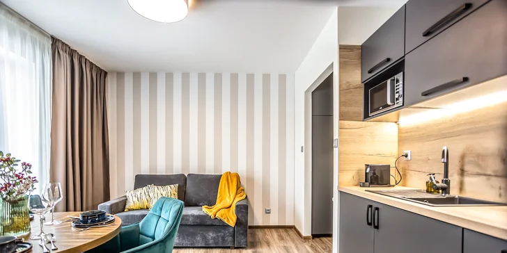 Každý apartmán má vybavenou kuchyni, obývací pokoj s rozkládací pohovkou a TV s plochou obrazovkou.
