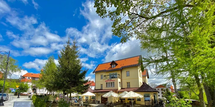 Hotel stojí asi 500 metrov od kolonády. Na obľúbenú stezku v oblakoch Sky Walk sú to 2 km.