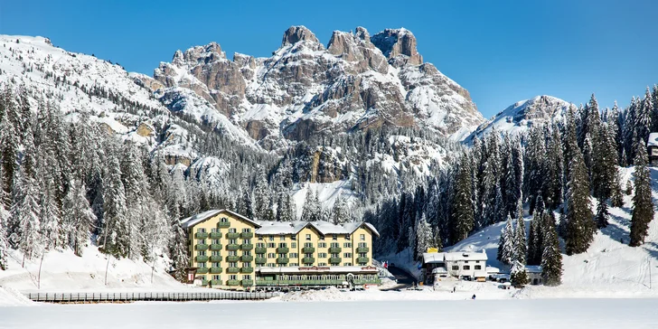 Zimní dovolená v Dolomitech: 4* hotel s polopenzí a bazénem, skiareál Cortina, 2 děti zdarma