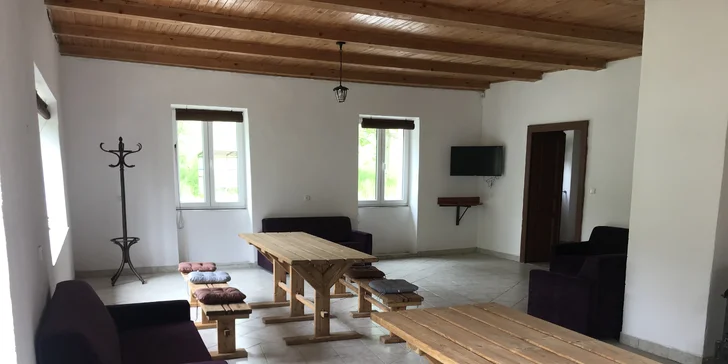 Statek poskytuje ubytování až pro 20 osob v 5 ložnicích a na rozkládacích gaučích.