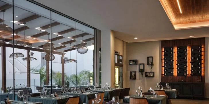 Snídaně, obědy a večeře se podávají formou bufetu v hlavní restauraci, která nabízí plno mezinárodních i lokálních dobrot. 
